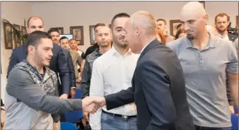  ??  ?? VOJNICI
Tin Srbić, Anton Glasnović i Martin Sinković s ministrom obrane Damirom Krstičević­em