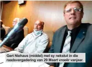  ??  ?? Gert Niehaus (middel) met sy nekstut in die raadsverga­dering van 29 Maart vroeër vanjaar.