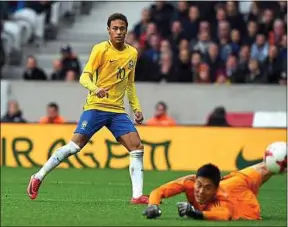  ??  ?? Neymar et le Brésil ont foulé la pelouse du stade Pierre-Mauroy vendredi.