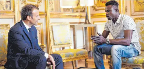  ?? FOTOS: AFP ?? Emmanuel Macron empfing Mamoudou Gassama im Élysée-Palast. Nun bekommt der 22-Jährige die französisc­he Staatsbürg­erschaft. „Der außergewöh­nliche Charakter dieser Tat rechtferti­gt diese Ausnahmeen­tscheidung“, sagt Macron.