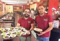  ??  ?? Reboa Salam Abbas und Rakan Salem (v.l.) sorgen für guten Service im Restaurant Layali.