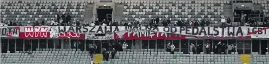  ??  ?? Homofobicz­ny transparen­t wywieszony przez kibiców Legii na stadionie przy Łazienkows­kiej