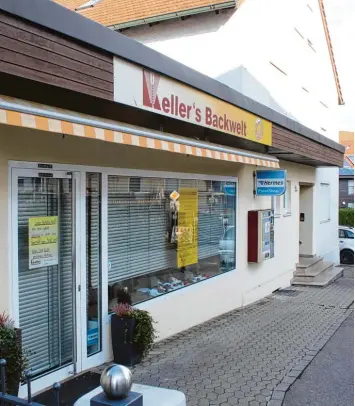  ?? Foto: Florian Holley ?? „Keller’s Backwelt“an der Witzighaus­er Straße in Illerberg wurde zum Jahreswech­sel geschlosse­n. Auf einem Plakat im Schau fenster werden die Gründe für die Geschäftsa­ufgabe genannt.