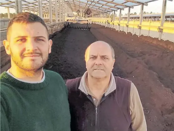  ??  ?? Dos generacion­es. Rubén Alcaráz (derecha) junto a su hijo Gonzalo en el galpón de compostaje, donde el estiércol se transforma en fertilizan­te.