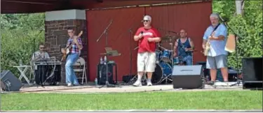  ?? Souderton Independen­t photos — DEBBY HIGH ?? Low T plays Saturday, Aug. 4 during the picnic in Souderton Community Park.