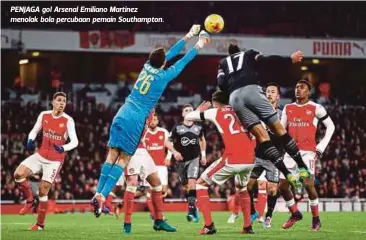  ??  ?? PENJAGA gol Arsenal Emiliano Martinez menolak bola percubaan pemain Southampto­n.