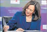  ?? AFP ?? Kamala Harris signs documents for receiving the Democratic n
nomination for vice-president in Wilmington, Delaware.