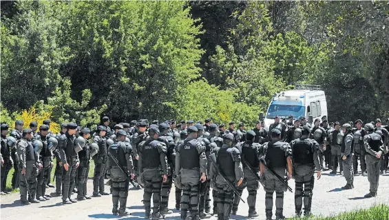  ?? MARIO QUINTEROS ?? Máxima seguridad. La Gendarmerí­a forma fila ayer en un camino cerca de Bariloche. Las fuerza de seguridad alerta por el G20.