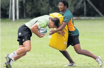  ?? Picture: RICHARD HUGGARD / GALLO IMAGES ?? PRESSING TIMES: Johannes ‘Boom’ Prinsloo and Vuyo Zangqa, assistant coach/manager, during the South African Sevens training session at Victoria Park High School in Port Elizabeth in 2011. Zangqa is now the German Sevens team head coach.