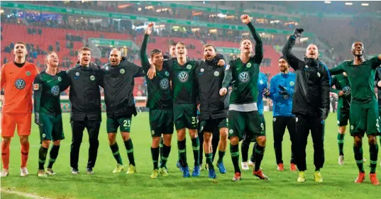  ??  ?? FIESTA. Los futbolista del Wolfsburgo festejaron con su afición el agónico triunfo que consiguier­on en el último partido que disputaron en el año.