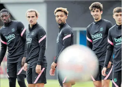  ?? Dembélé, Griezmann, Konrad, Trincao i Pedri, en l'últim entrenamen­t a Sant Joan Despí. ?? 33
FC BARCELONA / MIGUEL RUIIZ