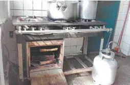  ??  ?? Em unidade municipal de Caxias, fogão vistoriado estava em péssimas condições