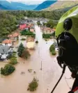  ?? Foto: Vigili del Fuoco, dpa ?? Land unter: eine überschwem­mte Stadt in der norditalie­nischen Region Piemont.