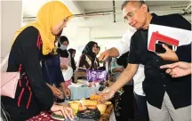  ?? ZAIM ARMIES/JAWA POS ?? INOVATIF: Rektor Unusa Prof Dr Ir Achmad Jazidie MEng mengunjung­i salah satu stan dalam festival Entreprene­ur Plus kemarin.