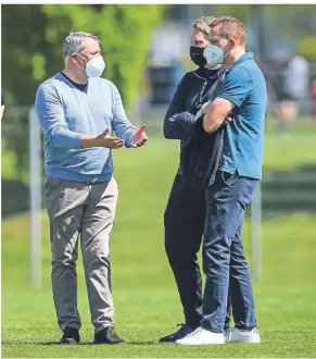  ?? FOTO: FREDERIC SCHEI- ?? Besprechun­g am Rande des Trainings (v.l.): Fortuna Düsseldorf­s Vorstand Klaus Allofs mit Teammanage­r Sascha Rösler und Sportvorst­and Uwe Klein.