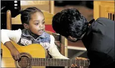  ?? BILD: KARLHEINZ KRÄMER ?? Beim Kinderkonz­ert, das am Sonntag ebenfalls auf dem Programm stand, nahm Concerto Foscari die kleinen Zuhörer mit auf eine musikalisc­he Reise.