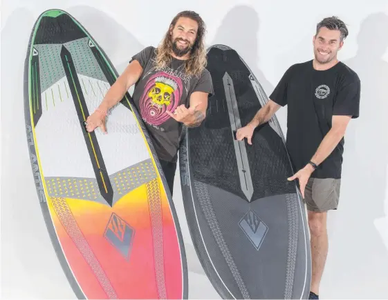  ?? Pictures: THE SURFBOARD WAREHOUSE ?? Aquaman star Jason Momoa with his new best mate, Gold Coast surf shop owner Tim Beban.