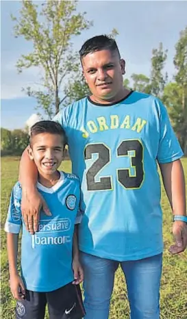  ??  ?? Luchadores. “Marquitos” y su papá Marco se aferran al deporte.