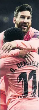  ?? FOTO: MANEL MONTILLA ?? Messi abraza a Dembélé