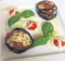  ?? FOTO:NYF ?? Eine leckere Seltenheit in hiesigen italienisc­hen Restaurant­s: Parmigiana, geschichte­te Auberginen mit Parmesan, Mozzarella und Tomaten.