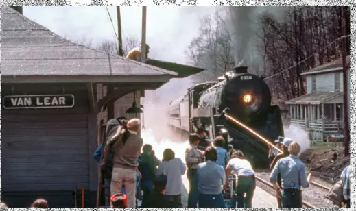  ?? Jim Bistline, Sam Dunaway collection ?? The Universal Pictures movie crew huddles around the cast as No. 2839 thunders into the station.