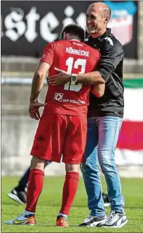  ??  ?? Erleichter­ung pur: FSV-Coach Joe Enochs nimmt Mike Könnecke in den Arm.