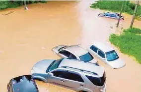  ?? (Foto BERNAMA) ?? Kenderaan penduduk ditenggela­mi banjir susulan hujan lebat daerah Kota Marudu.