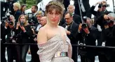  ??  ?? Sensuale L’attrice Milla Jovovich, ucraina, 43 anni, al suo arrivo a Cannes posa davanti ai fotografi alla prima del film «Sibyl»