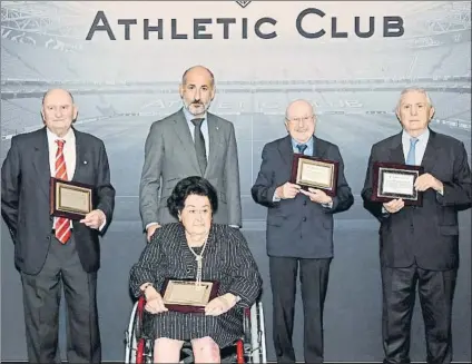  ?? FOTO: ATHLETIC CLUB ?? Detalle
Elizegi posa junto a varios socios veteranos del Athletic en uno de los palcos de San Mamés