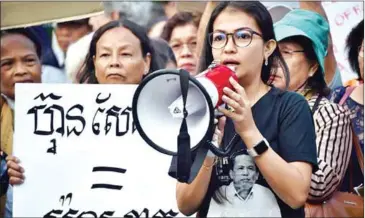  ?? PETER PARKS/AFP ?? Bou Rachana, the wife of murdered Cambodian analyst Kem Ley, speaks at a protest against Prime Minister Hun Sen in Sydney. Police are investigat­ing a death threat made against her and her sons, as well as Victorian state MP Hong Lim.