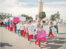  ??  ?? Decenas de niños realizaron una caminata.