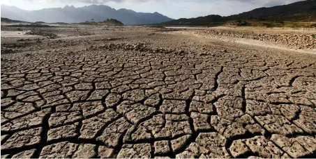  ?? PICTURE: REUTERS ?? HIGH AND DRY: Sand blows across a normally submerged area at Theewaters­kloof dam near Cape Town.