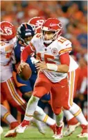  ??  ?? Patrick Mahomes realizó su primera anotación por tierra ante Broncos.