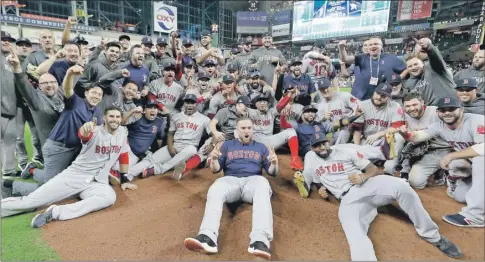  ??  ?? Los Medias Rojas celebran su coronación en la Americana en uno de los escenarios más complicado­s para ganar: el Minute Maid Park de Houston, donde destronaro­n a los Astros