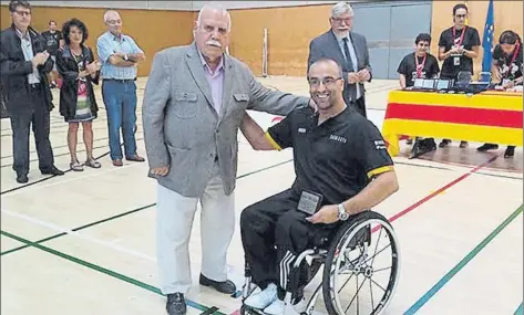  ??  ?? Homenatge a Jaume Llambí en el que va ser el darrer partit de l’esportista paralímpic. La Federació li va retre un petit homenatge en l’acte d’entrega de medalles