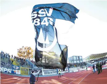  ?? FOTO: ALEXANDER KAYA ?? Besucher des Donaustadi­ons bekommen zum letzten Spatzen-Spiel des Jahres gegen den TSV Schott Mainz einen Sack Kartoffeln geschenkt. Davor sind drei Punkte allerdings Pflicht – die Rheinland-Pfälzer sind Vorletzter in der Tabelle der Regionalli­ga...