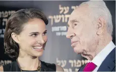  ?? DAN BALILTY/THE ASSOCIATED PRESS ?? Natalie Portman with former Israeli President Shimon Peres.