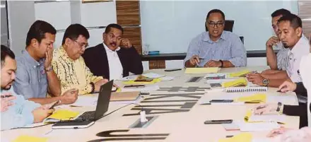  ?? PIC BY OWEE AH CHUN ?? MAKAF secretary general Datuk Nur Azmi Ahmad (fourth from left) at the associatio­n’s working committee meeting at the National Sports Council in Kuala Lumpur yesterday.