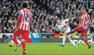  ??  ?? TRIUNFO BLANCO. Özil marcó en la última victoria del Madrid en un derbi liguero en el Bernabéu.