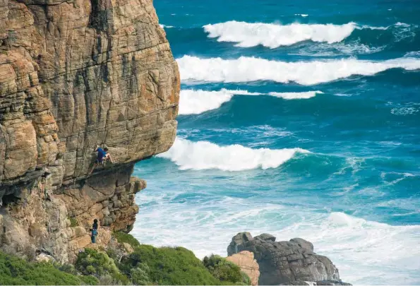  ??  ?? Après avoir hésité à aller surfer sur les rouleaux de l’océan Indien, Jack Masel a f inalement opté pour le 6c+ de “Well Stoned“sur la falaise de Wilyabrup à Marageret River, à la pointe sud-ouest de l’Australie.