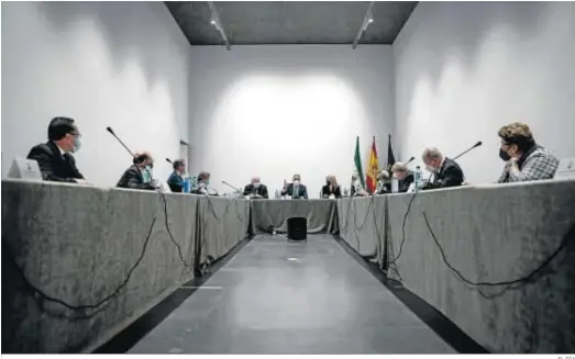  ?? EL DÍA ?? Aguirre, Bendodo y Del Pozo presiden la reunión en Sevilla.