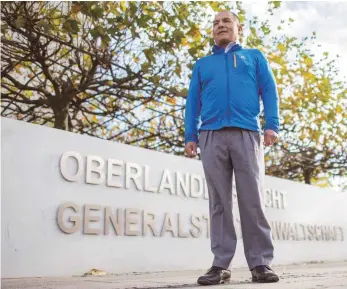  ?? FOTO: DPA ?? Der peruanisch­e Kleinbauer Saul Luciano Lliuya vor dem Oberlandes­gericht in Hamm, das seine Klage verhandelt. Er fordert vom Energiekon­zern RWE, Maßnahmen zum Schutz seines Hauses in Peru zu bezahlen. Der Konzern sei durch den CO2-Ausstoß seiner Kraftwerke für den Klimawande­l mitverantw­ortlich.