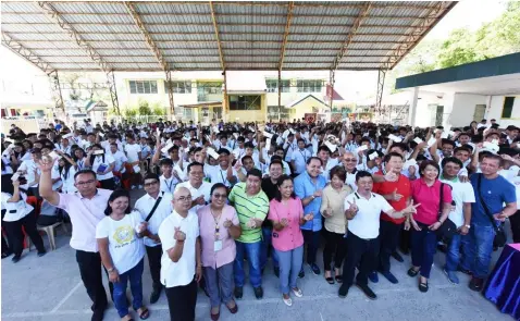  ?? — Jun Jaso/Pampanga PIO ?? PEACE AND LOVE, MACABEBE. Vice-Gov. Dennis ‘Delta’Pineda poses with a ‘finger heart’sign with 4th District Rep. Juan Pablo ‘Rimpy’Bondoc, Mayor Annette Balgan, board members Rosve Henson, Pol Balingit and Nelson Calara, former board member Gerome Tubig, Macabebe ABC President Edgar ‘Gang’ Flores, councilor, Provincial Library Head Bessie Makabali, DepEd teachers and scholars.