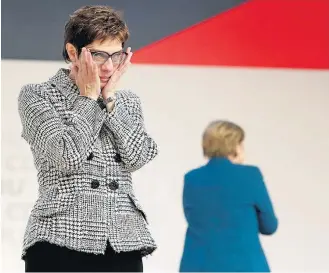  ?? MICHAEL SOHN/AP ?? Vitória. Annegret (de frente) comemora eleição com Angela Merkel ao fundo, em Hamburgo