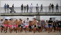  ?? PHOTO BY AXEL KOESTER ?? Runners compete in the Dick Fitzgerald 2-Mile Beach Run in 2021. The Internatio­nal Surf Festival at Hermosa Beach returns Saturday.