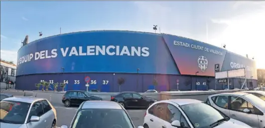  ??  ?? LEMA . El Levante presume en la fachada de su remodelado estadio de ser el equipo de los valenciano­s.