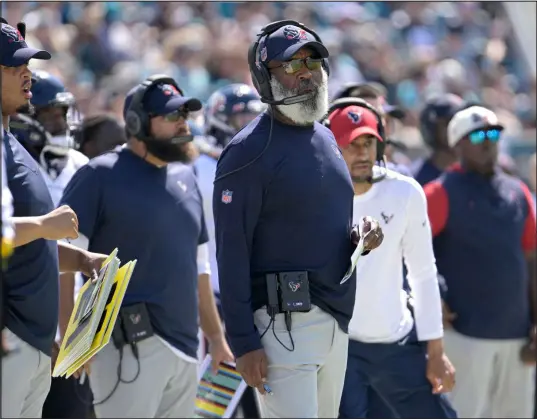  ?? Phelan M. Ebenhack The Associated Press ?? Lovie Smith’s defense has come to play this year, but a lack of offense has the Texans 1-3-1 as they face the Raiders on Sunday.