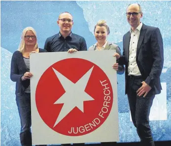  ?? FOTO: PRIVAT ?? Jungforsch­er präsentier­en beim Regionalwe­ttbewerb von „Jugend forscht“ihre Tüfteleien. Darauf freuen sich auch die Organisato­ren des Wettbewerb­s (von rechts): Martin Stocker (Rolls-Royce Power Systems AG), Laura Speth (ZF Friedrichs­hafen AG), Markus...