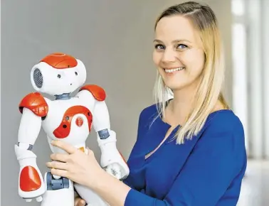  ?? BILD: SN/UNI SALZBURG/ANDREAS KOLARIK ?? Die Kommunikat­ionswissen­schafterin Nicole Mirnig hat sich mit Robotern beschäftig­t.