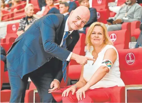  ?? // ABC ?? LA BURLA DEL BRAZALETE Gianni Infantino señala el brazalete arcoíris de la ministra de interior de Alemania, Nancy Faeser. Es el símbolo que la FIFA prohibió a los capitanes, pero a Infantino parece hacerle mucha gracia